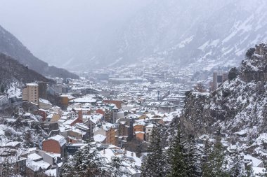 Escaldes Engordany, Andorra: 2 Nisan 2022: 2022 kışında başkent Andorra 'da kar yağışı.