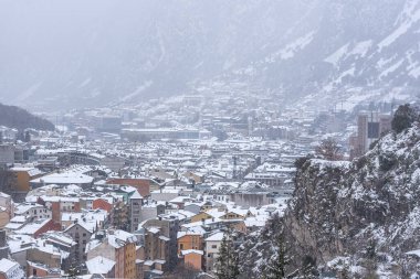 Escaldes Engordany, Andorra: 2 Nisan 2022: 2022 kışında başkent Andorra 'da kar yağışı.