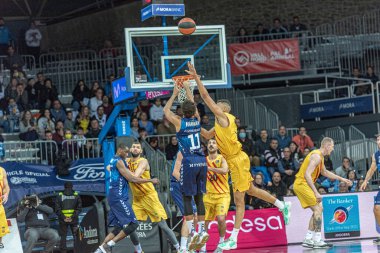 Andorra La Vella, Andorra: 2022 Nisan 03: ACB Ligi 'nde oynayan oyuncular Andorra La Vella' da Mora BAnc Andorra FC Barcelona 'ya karşı.