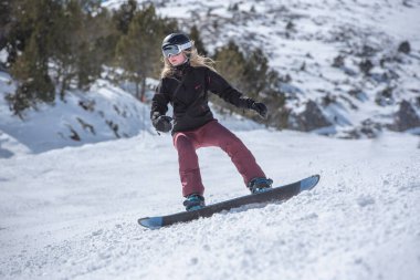 Grandvalira, Andorra: 25 Ocak 2022: Covid19 saatiyle Andorra 'da Grandvalira kayak merkezinde snowboard yapan genç bir kadın