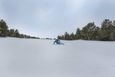 Grandvalira, Andorra: 24 Mart 2022: 2022 kışında Grandvalira 'nın yamaçlarında uzman kayakçı.