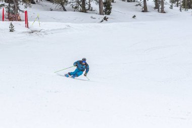 Grandvalira, Andorra: 24 Mart 2022: 2022 kışında Grandvalira 'nın yamaçlarında uzman kayakçı.