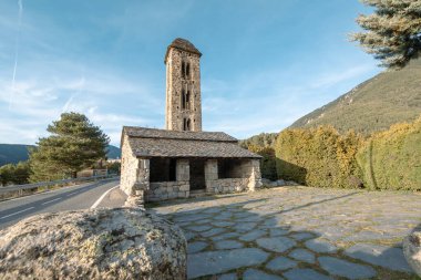 Esglsia de Sant Miquel d Engolaster 'lar. Escaldes-Engordany, Andorra 'daki kilise binası..