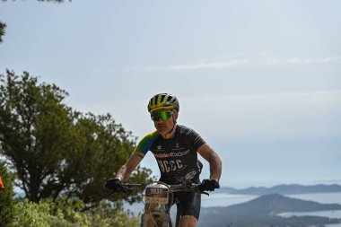 İbiza, İspanya: 2022 abril 17: İbiza, İspanya 'da VUELTA IBIZA BTT 2022' de bisikletçiler. İbiza 'da amatör yarış.