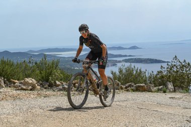 İbiza, İspanya: 2022 abril 17: İbiza, İspanya 'da VUELTA IBIZA BTT 2022' de bisikletçiler. İbiza 'da amatör yarış.