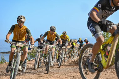 İbiza, İspanya: 2022 abril 17: İbiza, İspanya 'da VUELTA IBIZA BTT 2022' de bisikletçiler. İbiza 'da amatör yarış.