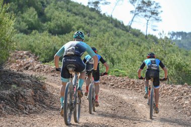 İbiza, İspanya: 2022 abril 17: İbiza, İspanya 'da VUELTA IBIZA BTT 2022' de bisikletçiler. İbiza 'da amatör yarış.