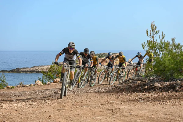 İbiza, İspanya: 2022 abril 17: İbiza, İspanya 'da VUELTA IBIZA BTT 2022' de bisikletçiler. İbiza 'da amatör yarış.