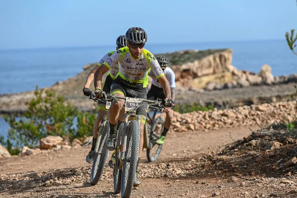 İbiza, İspanya: 2022 abril 17: İbiza, İspanya 'da VUELTA IBIZA BTT 2022' de bisikletçiler. İbiza 'da amatör yarış.