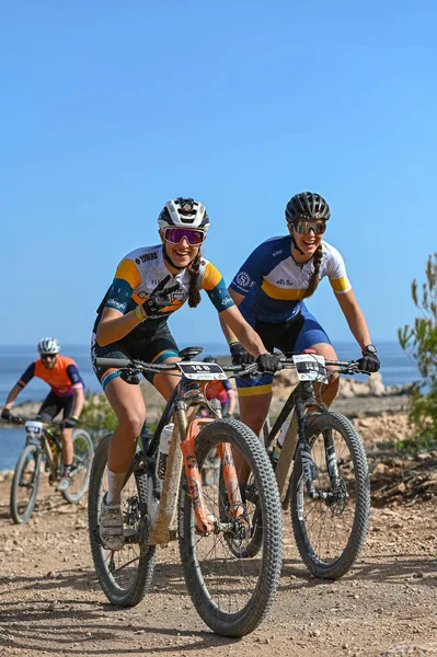 İbiza, İspanya: 2022 abril 17: İbiza, İspanya 'da VUELTA IBIZA BTT 2022' de bisikletçiler. İbiza 'da amatör yarış.