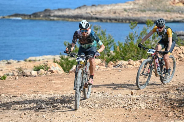 İbiza, İspanya: 2022 abril 17: İbiza, İspanya 'da VUELTA IBIZA BTT 2022' de bisikletçiler. İbiza 'da amatör yarış.