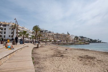 İbiza, İspanya: 14 Nisan 2022: İspanya 'nın İbiza adasındaki Figueretas Sahili' nde 2022 yazında insanlar.