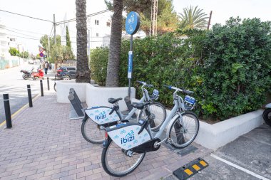 İbiza, İspanya: 14 Nisan 2022: İbiza Adasındaki Figueretas Sahili 'nde İbiza Bycle Servisi.