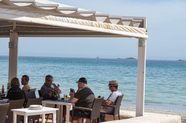 İbiza, İspanya: 14 Nisan 2022: 2022 yazında İspanya 'nın İbiza adasındaki Playa d en Bossa' da insanlar.