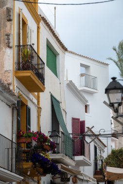 İbiza, İspanya: 19 Nisan 2022: 2022 yazında İspanya 'nın İbiza kentindeki Dalt Vila eski kasabasında balkonlar.