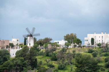 Tipik bir yel değirmeni, dağların en güzel manzarasına sahip ada şehrinin köyünde.