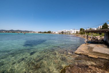 İspanya 'nın İbiza kentindeki Talamanca Körfezi' nde Akdeniz 'in turkuaz suları.