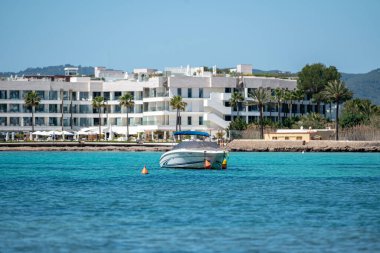 İbiza, İspanya: 19 Nisan 2022: İspanya 'nın İbiza kentindeki Talamanca Körfezi' nde Akdeniz 'in turkuaz sularında tekneler.