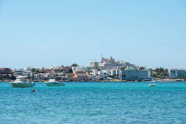 スペイン イビザ 2022年4月19日 スペインのイビザ島タラマンカ湾の地中海のターコイズブルーの海にボート — ストック写真