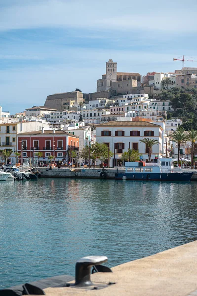 İbiza, İspanya: 18 Nisan 2022: İspanya 'nın İbiza Adası' ndaki Eivissa şehrinde panorama.
