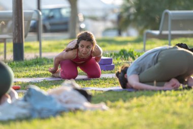 Yoga öğretmeni İbiza 'da açık hava dersleri veriyor.
