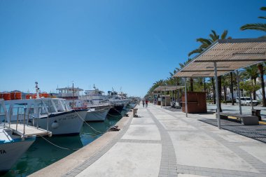 Sant Antoni de Portmany, İspanya: 18 Nisan 2022: 2022 yazında Sant Antoni de Portmany Panorama 'da tekne.