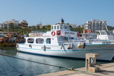 Sant Antoni de Portmany, İspanya: 18 Nisan 2022: 2022 yazında Sant Antoni de Portmany Panorama 'da tekne.