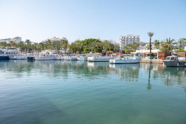 Sant Antoni de Portmany, İspanya: 18 Nisan 2022: 2022 yazında Sant Antoni de Portmany Panorama 'da tekne.