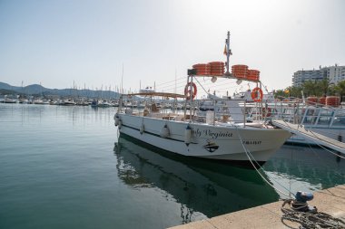 Sant Antoni de Portmany, İspanya: 18 Nisan 2022: 2022 yazında Sant Antoni de Portmany Panorama 'da tekne.