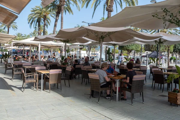 Sant Antoni de Portmany, İspanya: 18 Nisan 2022: 2022 yazında Sant Antoni de Portmany şehrinde insanlar.