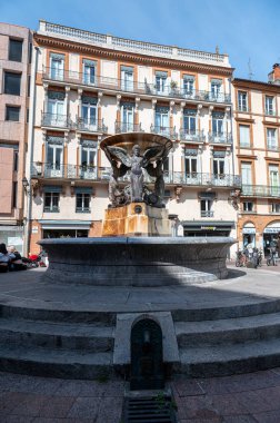 Toulouse, Fransa: 2 Mayıs 2022: Toulouse, Fransa 'da güneşli bir günde şehir manzarası 2022 yazında.