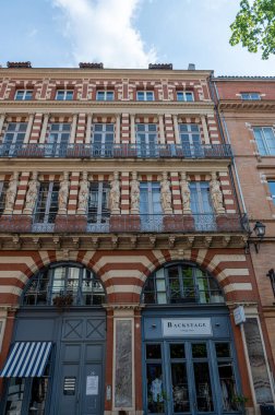 Toulouse, Fransa: 2 Mayıs 2022: Toulouse, Fransa 'da 2022 yazında Sunny Day' de tipik binalar.