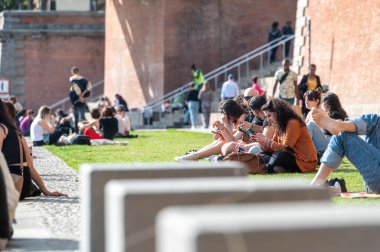 Toulouse, Fransa: 2 Mayıs 2022 'de Fransa' nın Toulouse kentinde güneşli bir günde Garonne Nehri üzerindeki gezinti güvertesinin panoraması.