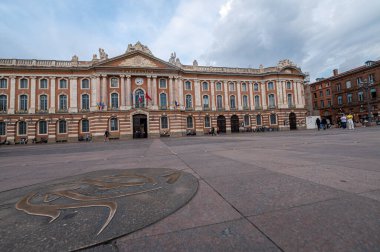 Toulouse, Fransa. 2 Mayıs 2022. 2022 yazında Toulouse kentindeki turizm bürosu.