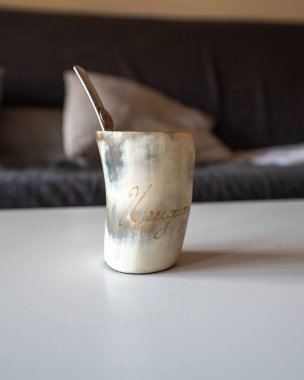 Montevideo, Uruguay . 2022 Mayıs 06. Otantik Uruguaylı eş boğa boynuzuyla yapılır..