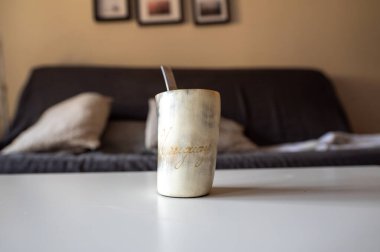 Montevideo, Uruguay . 2022 Mayıs 06. Otantik Uruguaylı eş boğa boynuzuyla yapılır..