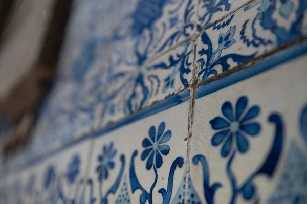 Portekiz 'in Porto kentindeki Santa Catarina Caddesi' nde Ruhlar Şapeli 'nin (Capela das Almas de Santa Catarina) dış cephesi.