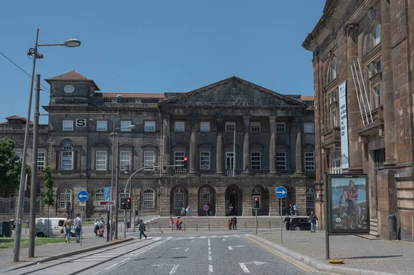 Porto, Portekiz. 4 Mayıs 2022. 2022 yazında güneşli bir günde Porto şehir merkezinin sokakları.