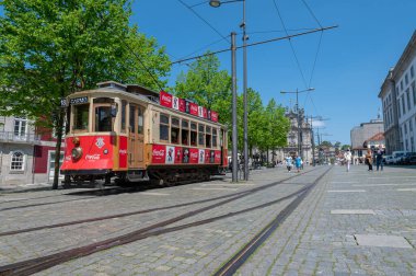 Porto, Portekiz. 5 Mayıs 2022. Carmo durağındaki eski tramvay 2022 yazında Iglesia del Carmen durağında..