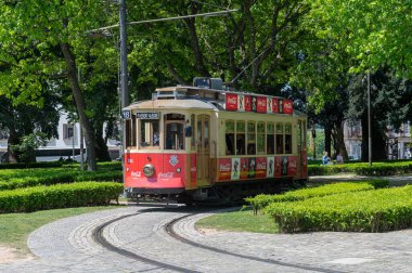 Porto, Portekiz. 5 Mayıs 2022. Carmo durağındaki eski tramvay 2022 yazında Iglesia del Carmen durağında..