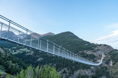 Avrupa 'nın en uzun Tibet köprüsü, 600 metre uzunluğunda ve Andorra' daki Canillo Bölgesi 'nde 200 metre yüksekliğinde..