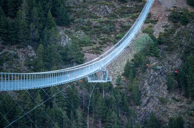 Avrupa 'nın en uzun Tibet köprüsü, 600 metre uzunluğunda ve Andorra' daki Canillo Bölgesi 'nde 200 metre yüksekliğinde..