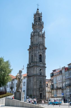 Porto, Portekiz. 4 Mayıs 2022. 2022 yazında Portekiz 'in Porto kentindeki Klerigos Kulesi' ndeki insanlar.