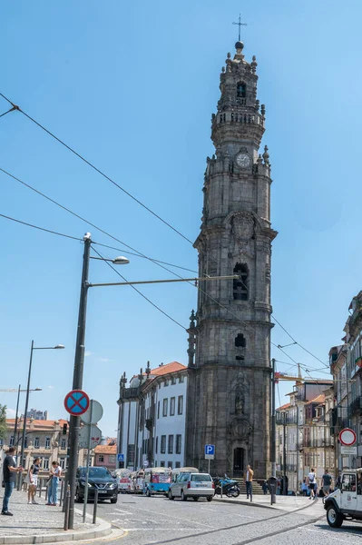 Porto, Portekiz. 4 Mayıs 2022. 2022 yazında Portekiz 'in Porto kentindeki Klerigos Kulesi' ndeki insanlar.