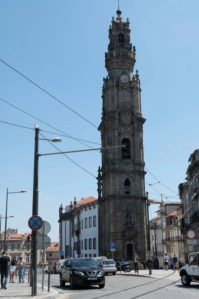 Porto, Portekiz. 4 Mayıs 2022. 2022 yazında Portekiz 'in Porto kentindeki Klerigos Kulesi' ndeki insanlar.