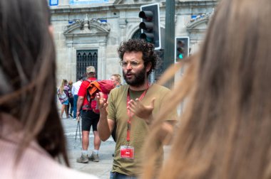 Porto, Portekiz. 2022 Mayıs 05. 2022 yazında Porto şehrindeki Eski Sao Bento tren istasyonunda tur rehberi..