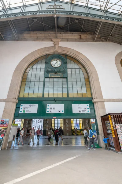 Porto Portugal 2022 Mai Menschen Der Alten Bahnhofshalle Von Sao — Stockfoto