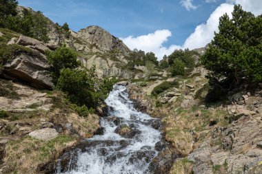 2022 baharında Andorra 'daki Vall de Incles Şelalesinde..