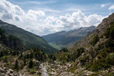 2022 baharında Andorra 'daki Vall de Incles' ın manzarası..