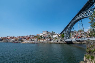 Portekiz 'in Porto şehrinde güneşli bir günde I. Luis Köprüsü ve Rivera ile Gaia' dan görüntüler.
